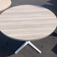 【中古オフィス家具在庫多数】美品 定価5万 ITOKI イトーキ 円卓 丸テーブル ミーティングテーブル 円幅90cm 休憩室 会議テーブル 井上金庫 検)事務机　オフィス チェア　会議 椅子　ロッカー　ミーティングテーブル　応接ソファ 店舗 事務所 什器　書庫 本棚 ラック デスク スチール 美品多数　格安の画像