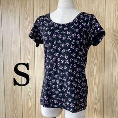 ユニクロ　Ｔシャツ　Ｓサイズ　黒地に小花　クルーネック