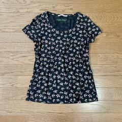 ユニクロ　Ｔシャツ　Ｓサイズ　黒地に小花　クルーネックの画像