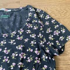 ユニクロ　Ｔシャツ　Ｓサイズ　黒地に小花　クルーネックの画像