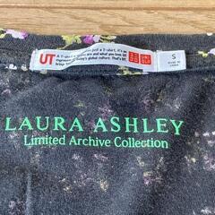ユニクロ　Ｔシャツ　Ｓサイズ　黒地に小花　クルーネックの画像