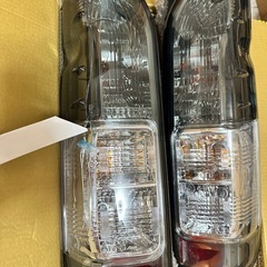 200系ハイエース、レジアスエース用 4型純正スモークタイプテールランプ
の画像