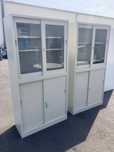 【中古オフィス家具在庫多数】美品 スチールキャビネット 書庫 引き戸 保管庫 鍵付き 検)事務机　オフィス チェア　会議 椅子　ロッカー　ミーティングテーブル　応接ソファ 店舗 事務所 什器　書庫 本棚 ラック デスク スチール 美品多数　格安