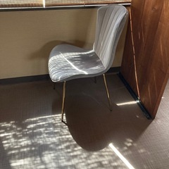 スグクル☆部屋まで届く柔らかいシェル型グレーベルベット椅子の画像