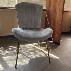 スグクル☆部屋まで届く柔らかいシェル型グレーベルベット椅子の画像