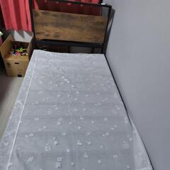 コンセント付きシングルベッドです。