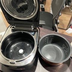 炊飯器と食器と鍋