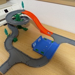 トミカ　くみたてかんたん！くるくる峠どうろセットの画像