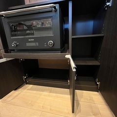 電子レンジの台が前に出る収納棚の画像