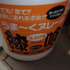 練りバケツ付き　しっくい　大和漆喰3㎏とアンダーコート5㎏、コテ（2本は新品）など  DIYリフォームで使った残りです。  取りに来ていただいた方には練り済みの漆喰も差し上げます。  さいたま新都心駅近くです。  ノークレームでお願いします。の画像