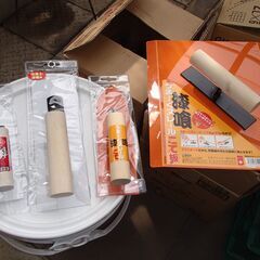 練りバケツ付き　しっくい　大和漆喰3㎏とアンダーコート5㎏、コテ（2本は新品）など  DIYリフォームで使った残りです。  取りに来ていただいた方には練り済みの漆喰も差し上げます。  さいたま新都心駅近くです。  ノークレームでお願いします。の画像