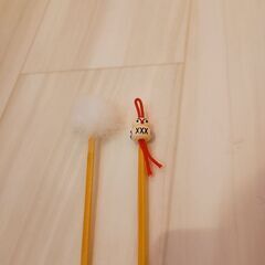 お値下げ150→100円❣️新品耳かき2本😍天然竹と天然羽毛🎉イオン千種近く🥰撮影のため袋から出した新品です✨新品のためとげとげしい場合があります。その場合は、お好みのやわらかさに、爪切り等のヤスリで削ってください。天然竹と天然羽毛です。の画像