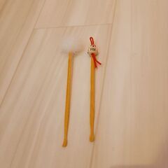 お値下げ150→100円❣️新品耳かき2本😍天然竹と天然羽毛🎉イオン千種近く🥰撮影のため袋から出した新品です✨新品のためとげとげしい場合があります。その場合は、お好みのやわらかさに、爪切り等のヤスリで削ってください。天然竹と天然羽毛です。の画像