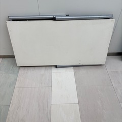 机、テーブルの画像