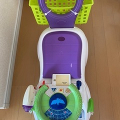 バズ足蹴り車とミニー三輪車の画像