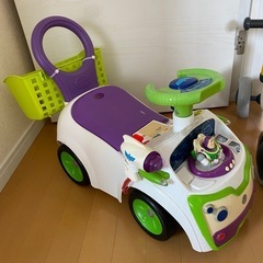 バズ足蹴り車とミニー三輪車