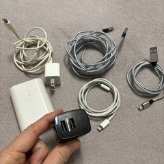 バッテリー、iPhoneライトニングケーブル、の画像
