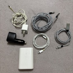 バッテリー、iPhoneライトニングケーブル、