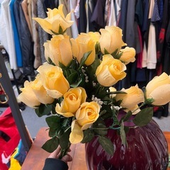 IKEA 花瓶　フラワーベース　黄色い薔薇の造花セットの画像