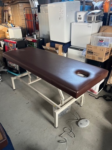 【成約済】【USED】電動施術台　高さ45〜80 x幅72x奥行180cm LINAK ブラウン系
