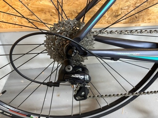 ビアンキ（フルカーボンロードバイク）　イントレピーダ（現状クロスバイク、ロードバイク用ハンドルとシフトレバー付属によりロードバイクにも