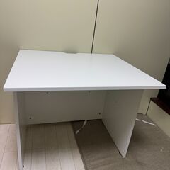 白、シンプルなパソコンデスクーホームオフィスに本日中か明日午前中に。