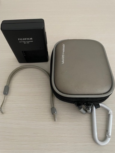 【富士フィルム】FinePix F100fd シルバー　デジカメ　
