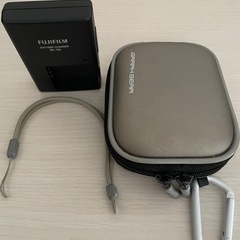 【富士フィルム】FinePix F100fd シルバー　デジカメ　
の画像