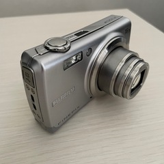 【富士フィルム】FinePix F100fd シルバー　デジカメ　
の画像