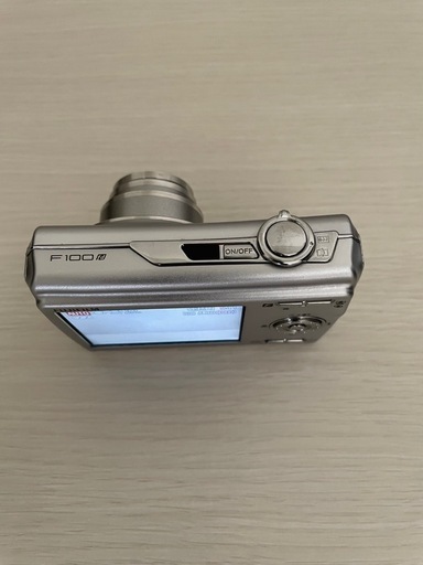 【富士フィルム】FinePix F100fd シルバー　デジカメ　
