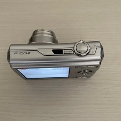 【富士フィルム】FinePix F100fd シルバー　デジカメ　
の画像
