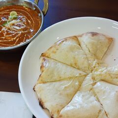 一緒にインドカレーを食べる友達