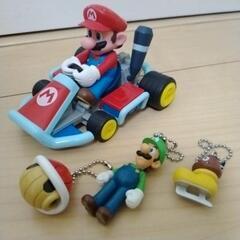 新品未使用マリオキーホルダーと中古マリオの車の画像