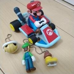 新品未使用マリオキーホルダーと中古マリオの車の画像