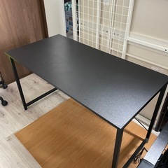 パソコン、ゲーミングデスクの画像