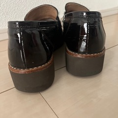 焦茶エナメルローファー 金具付きの画像