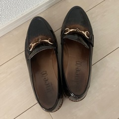 焦茶エナメルローファー 金具付きの画像