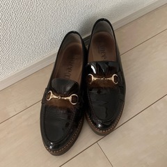 焦茶エナメルローファー 金具付き