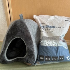 猫砂と未使用の猫ベッド　　　　