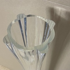 背の高い花瓶（高さ約99.7㌢）の画像