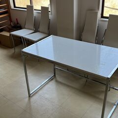 モダンな白テーブル／店舗改装・新築建て替えに伴い、装飾品・備品・...