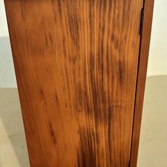 中古品　カントリー調　収納小棚　焼き木目の画像