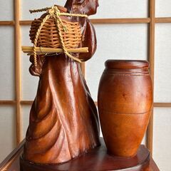 【値下げ】籠を背負う女性像  木彫り 伝統工芸（韓国）