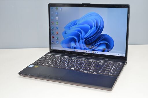 中古良品ノートパソコン 富士通 AH55/D1 Windows11+office 爆速SSD256GB core i7-8565U/メモリ8GB/15.6インチ/ブルーレイ/カメラ/24H2