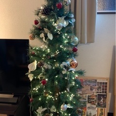 デコレーション付きクリスマスツリー