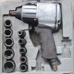 インパクトレンチDIYでの御自宅のガレージでのタイヤ交換などに如何ですか。二台まとめての出品です。（※お写真の品が全てとなります。）の画像