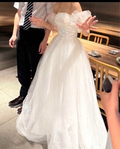 ウェディングドレス　キラキラ　パフスリーブ付き