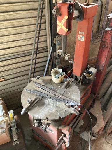 タイヤチェンジャー　古い　整備工場で使用されたもの。