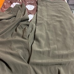 鶯色の夏に似合うズボン