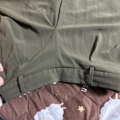 鶯色の夏に似合うズボンの画像